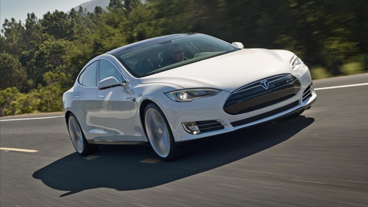 Электромобиль Tesla Model S вышел на первое место по продажам в прошедшем году