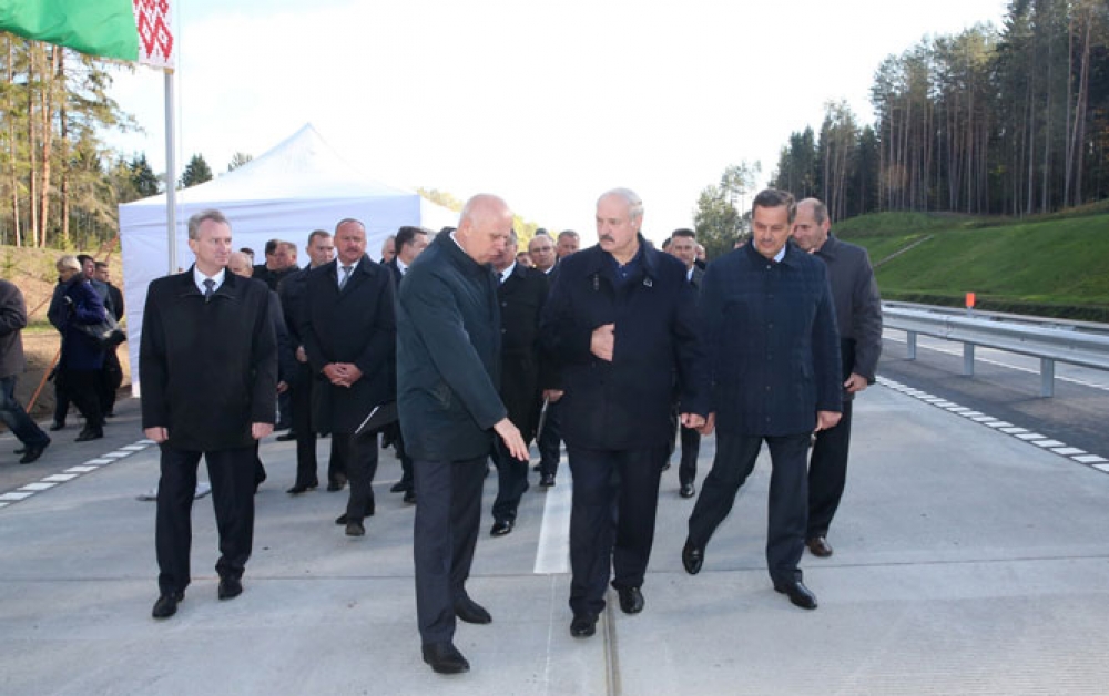 Президент Беларуси Александр Лукашенко 6 октября в торжественной обстановке открыл построенный участок второй Минской кольцевой автодороги.